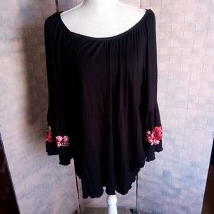 Always Indigo Size 1X Black Top with Roses on sleeves